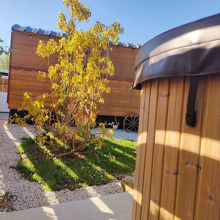 La Roulotte D'Elfes Hotel Thenac  Exterior photo